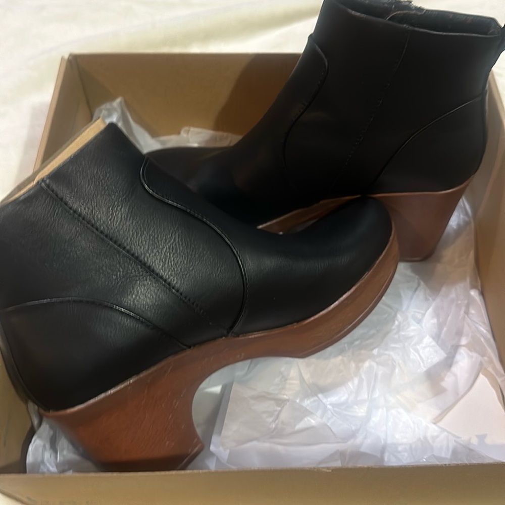 b.o.c. Blakelynn boots in black (big on comfort)